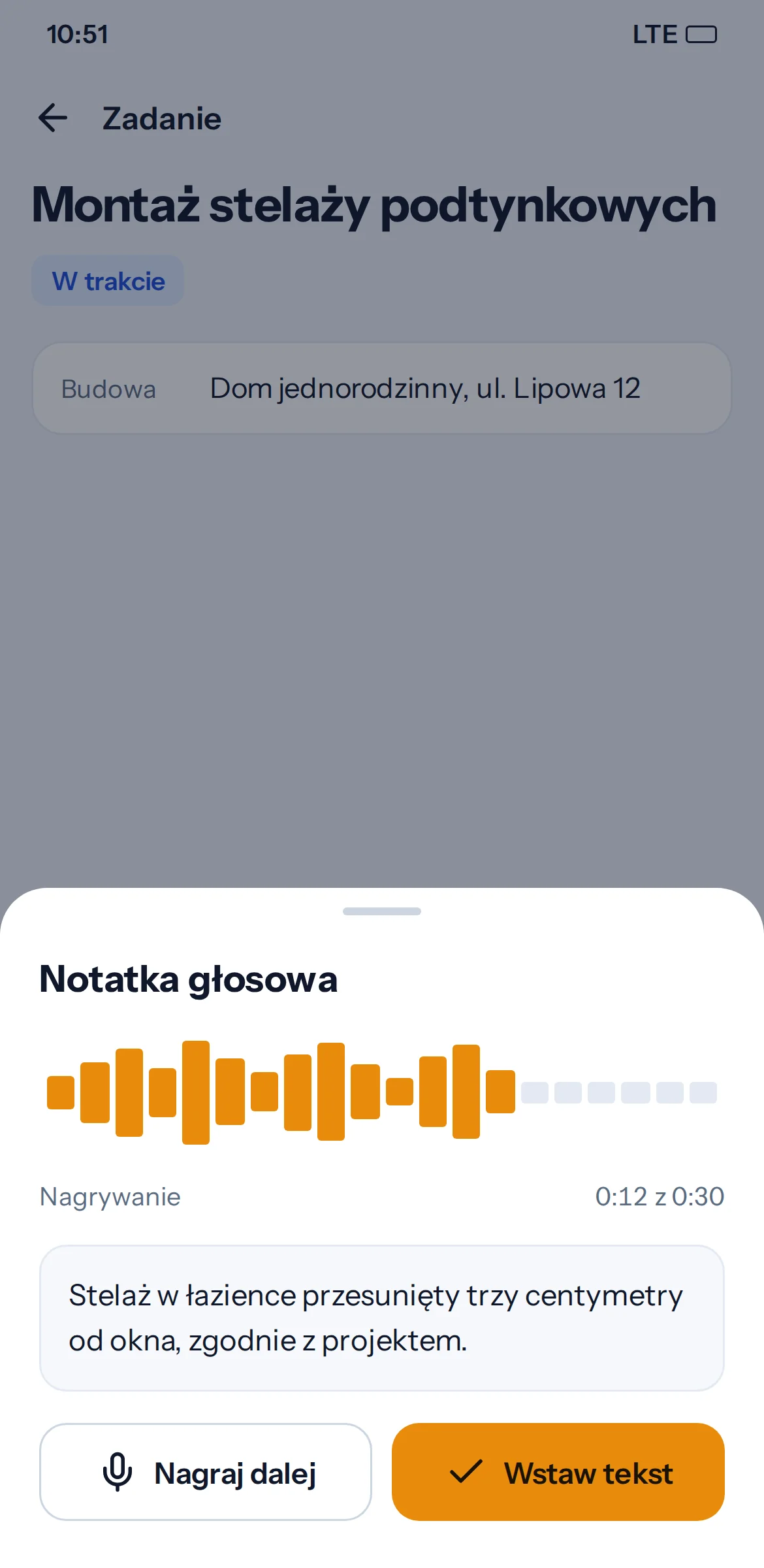 Dyktowanie notatki w aplikacji: nagranie i rozpoznany tekst do zatwierdzenia.